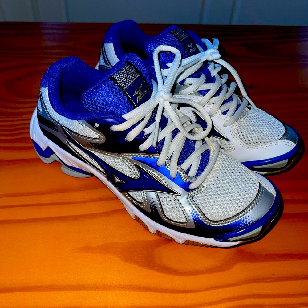 Size 6 Mizuno volleyball shoes